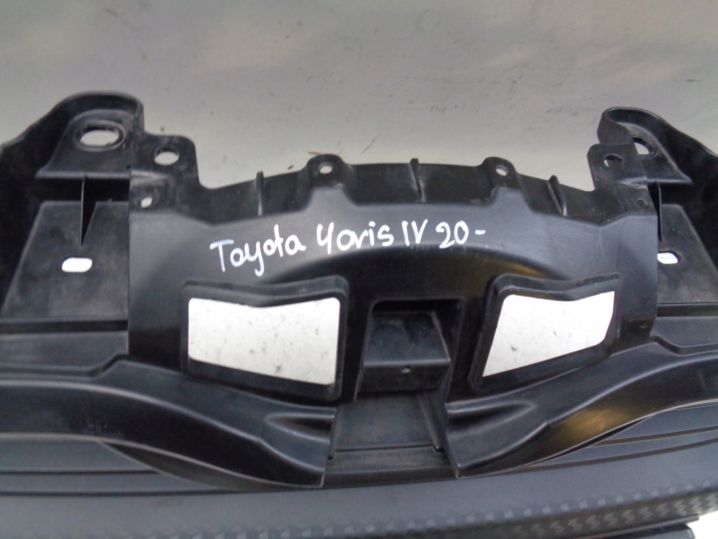 front PREKLADgrill TOYOTA YARIS IV 20