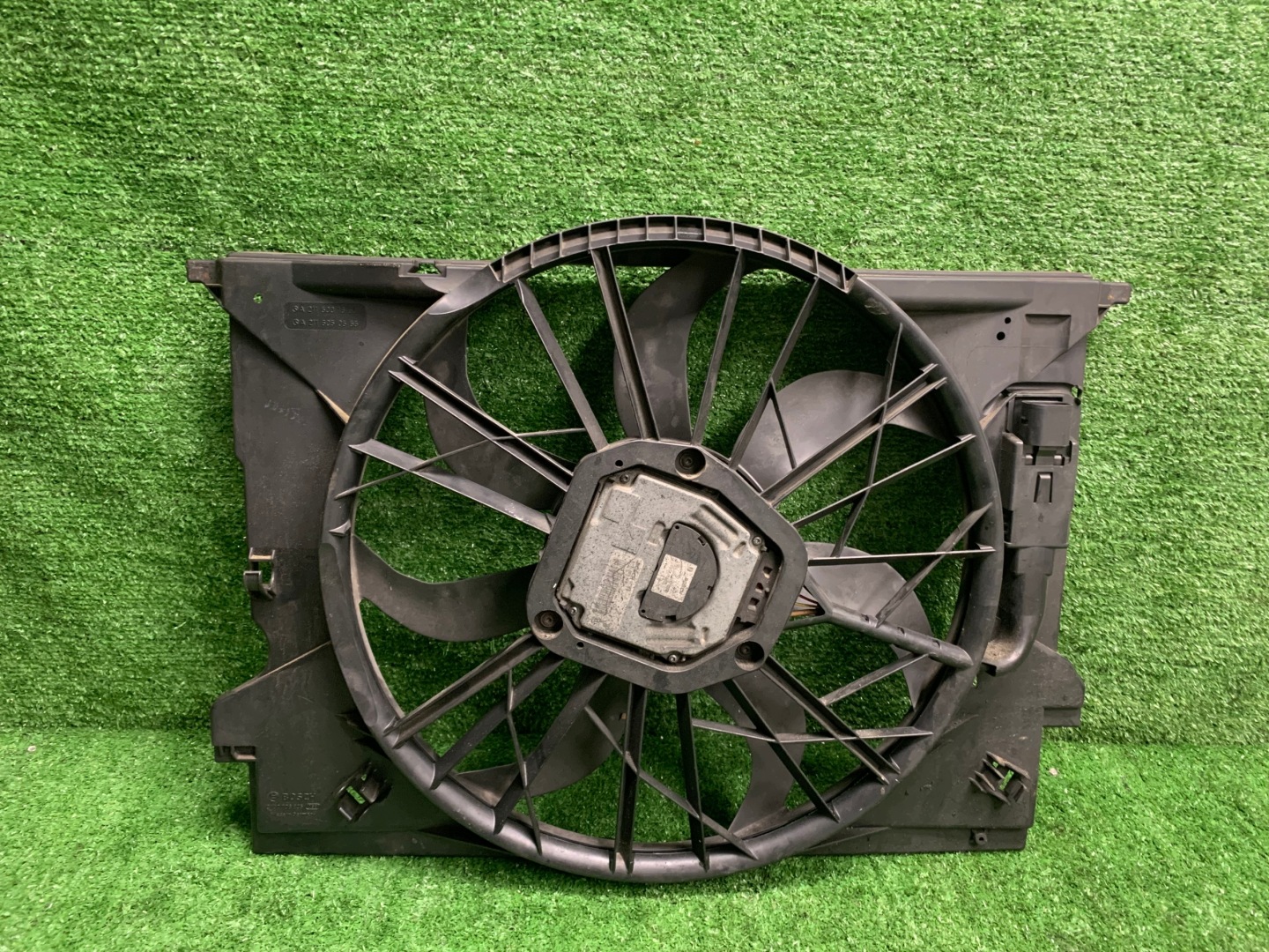 ventilátor chladiče Mercedes 3.0 cdi E-KLASA W211 A2115001693