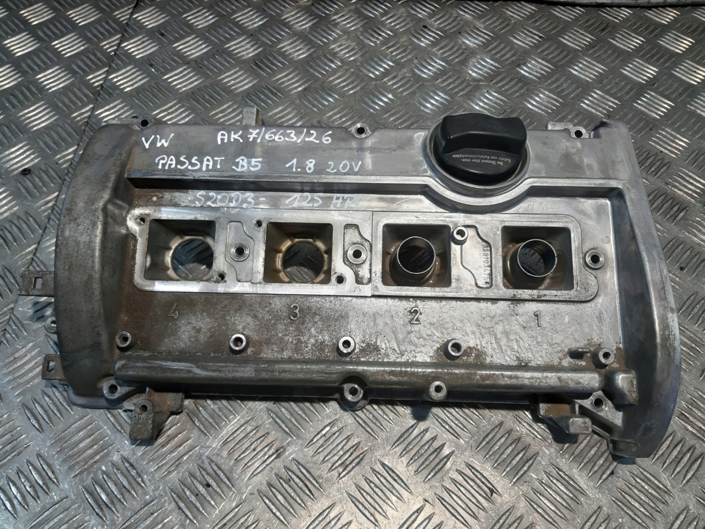 Abdeckung der Ventile DES MOTORS VW PASSAT B5 1.8 ADR 058103475G