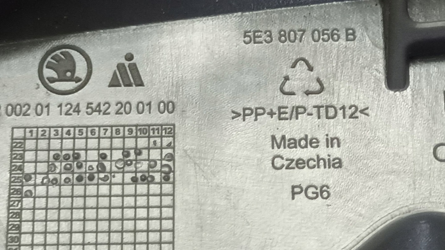 rechts oder links halter der spritzdüse stütze SKODA OCTAVIA IV LIFT 2024->