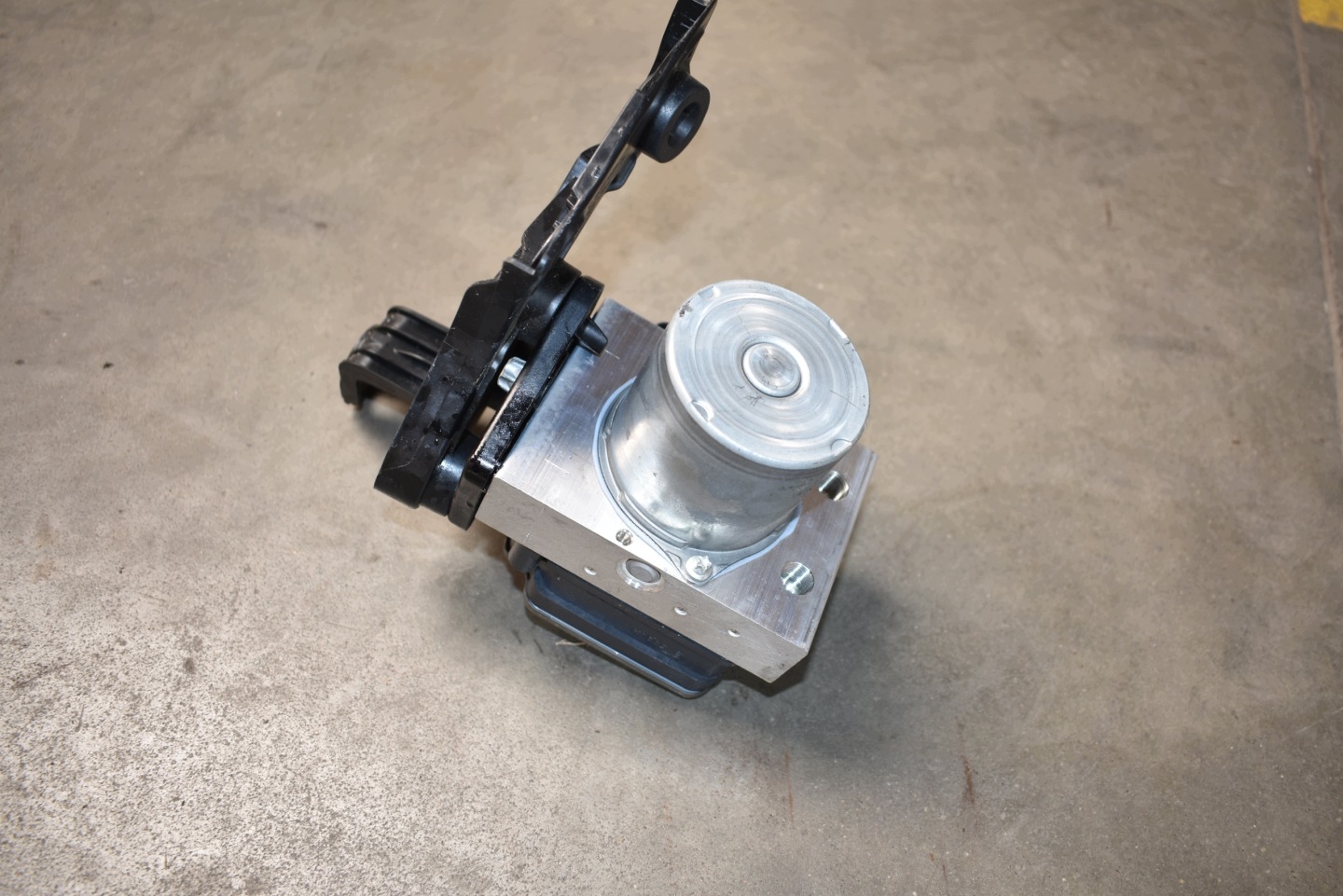 IDEALNA pump control unit ABS MERCEDES W206 C63 1