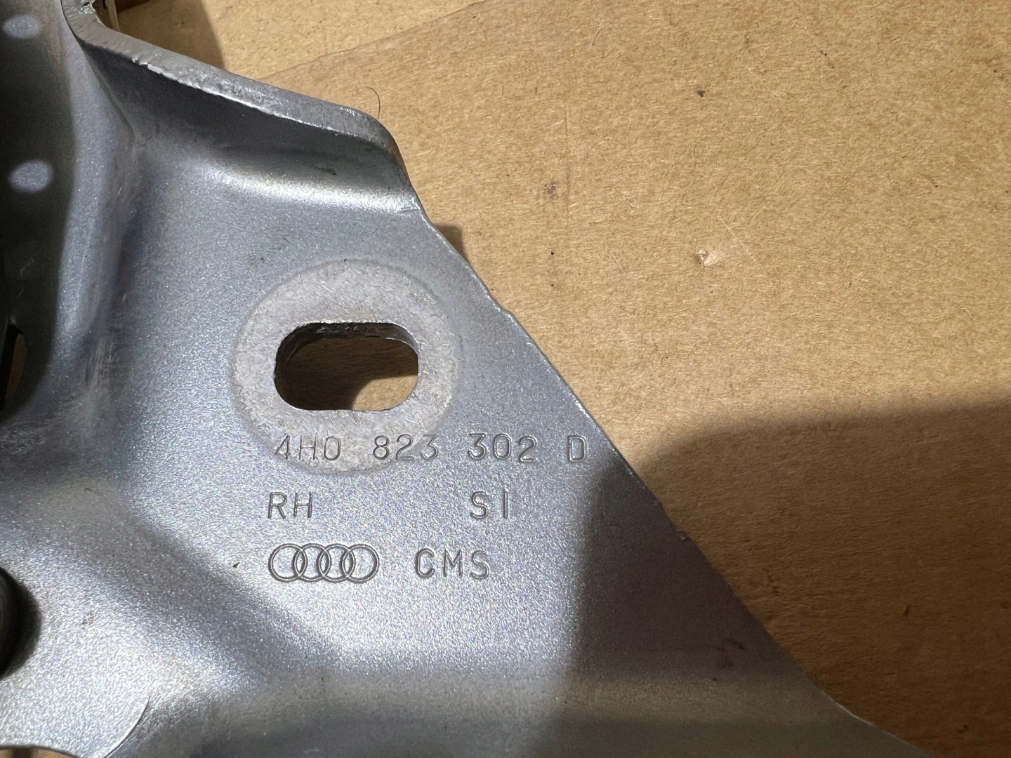 AUDI A8 D4 LY7G bonnet hinges left right 4H0823301D 4H0823302D