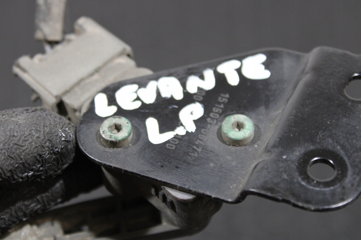 sensor POZIOMOWANIA left front MASERATI LEVANTE M161 670037525