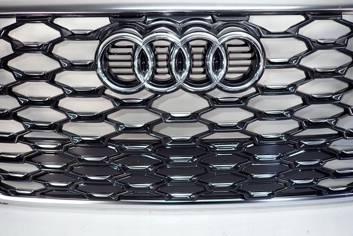 AUDI Q3 II S-LINE 18- grille 83F853651B