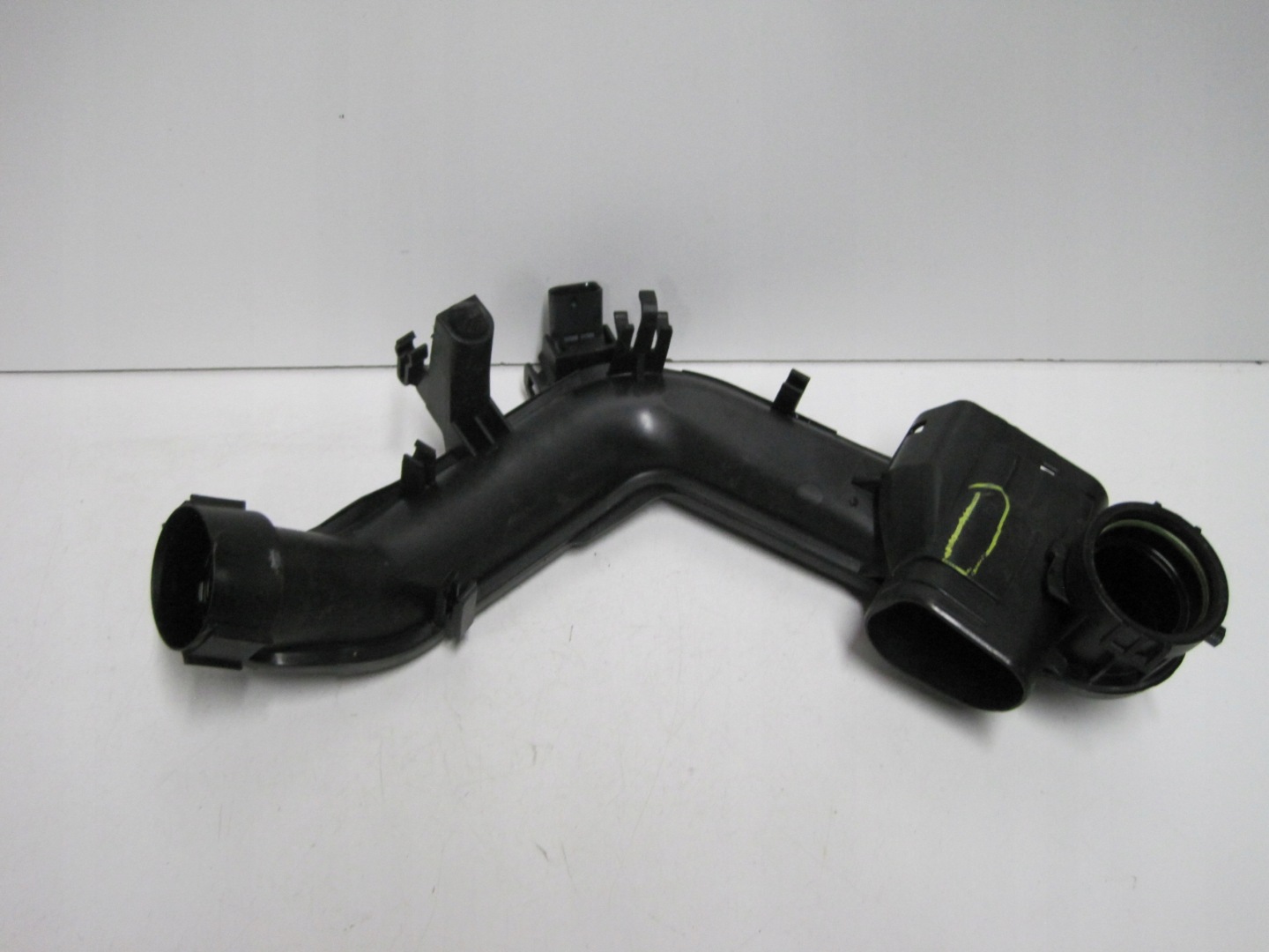 intake air pipe VW 04C145673B
