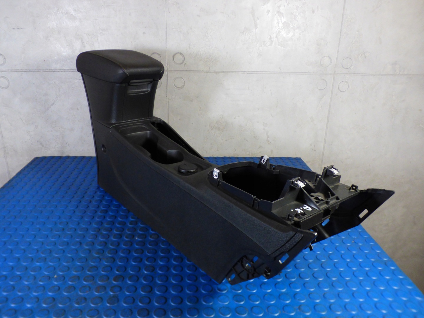 tunel central armrest EUROPA 13412338 OPEL ASTRA K V