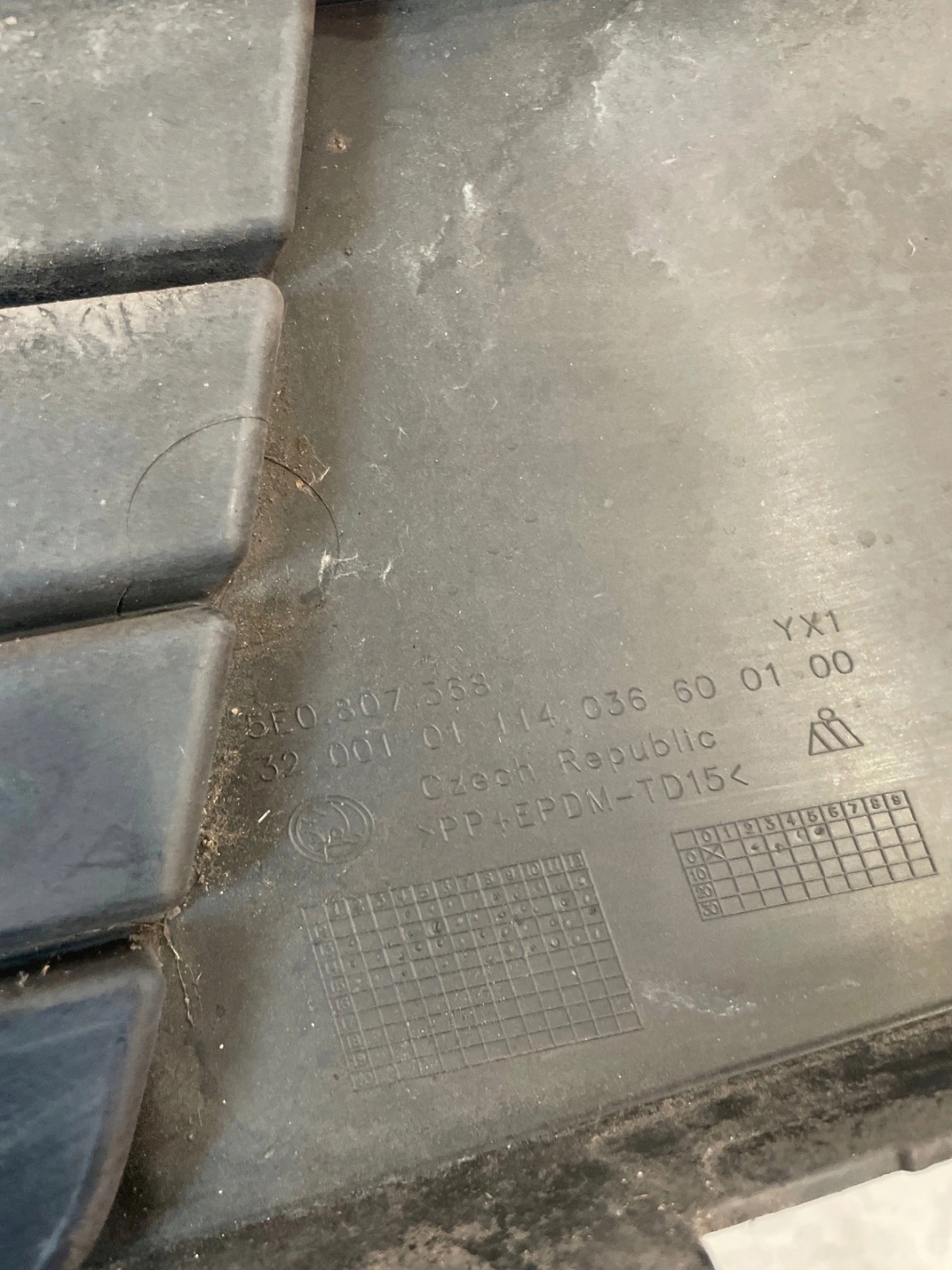 grille grid of a bumper right Skoda Octavia III 5E