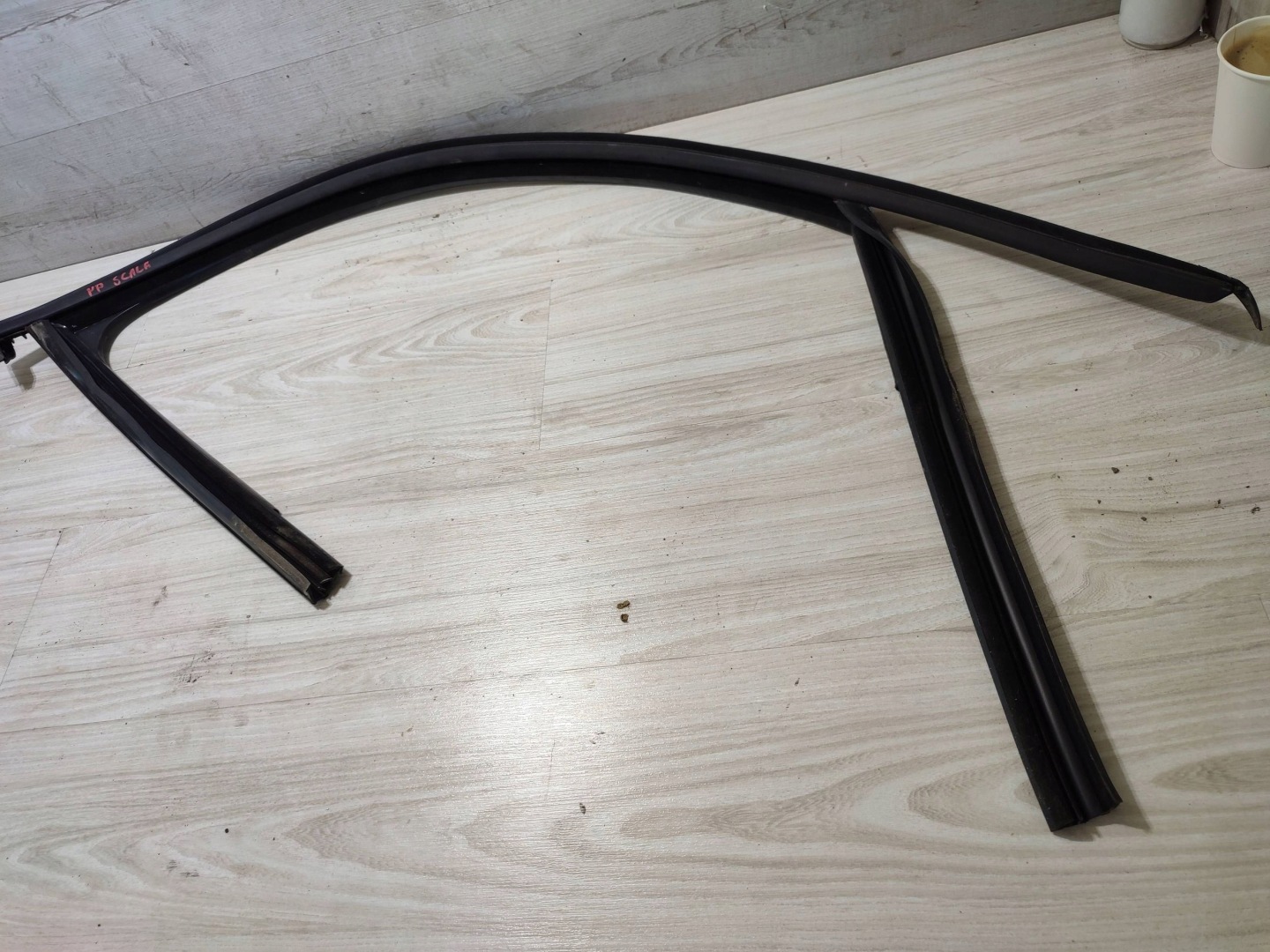 Skoda Scala 2020 front right moulding / gasket windows door przednich