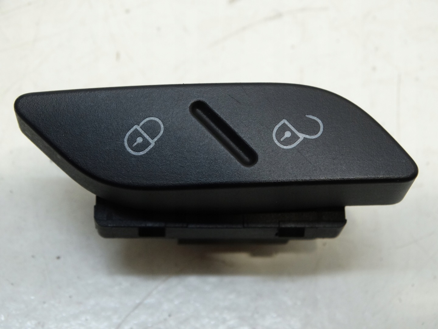button switch of a lock central VOLKSWAGEN GOLF VI 5K0962125