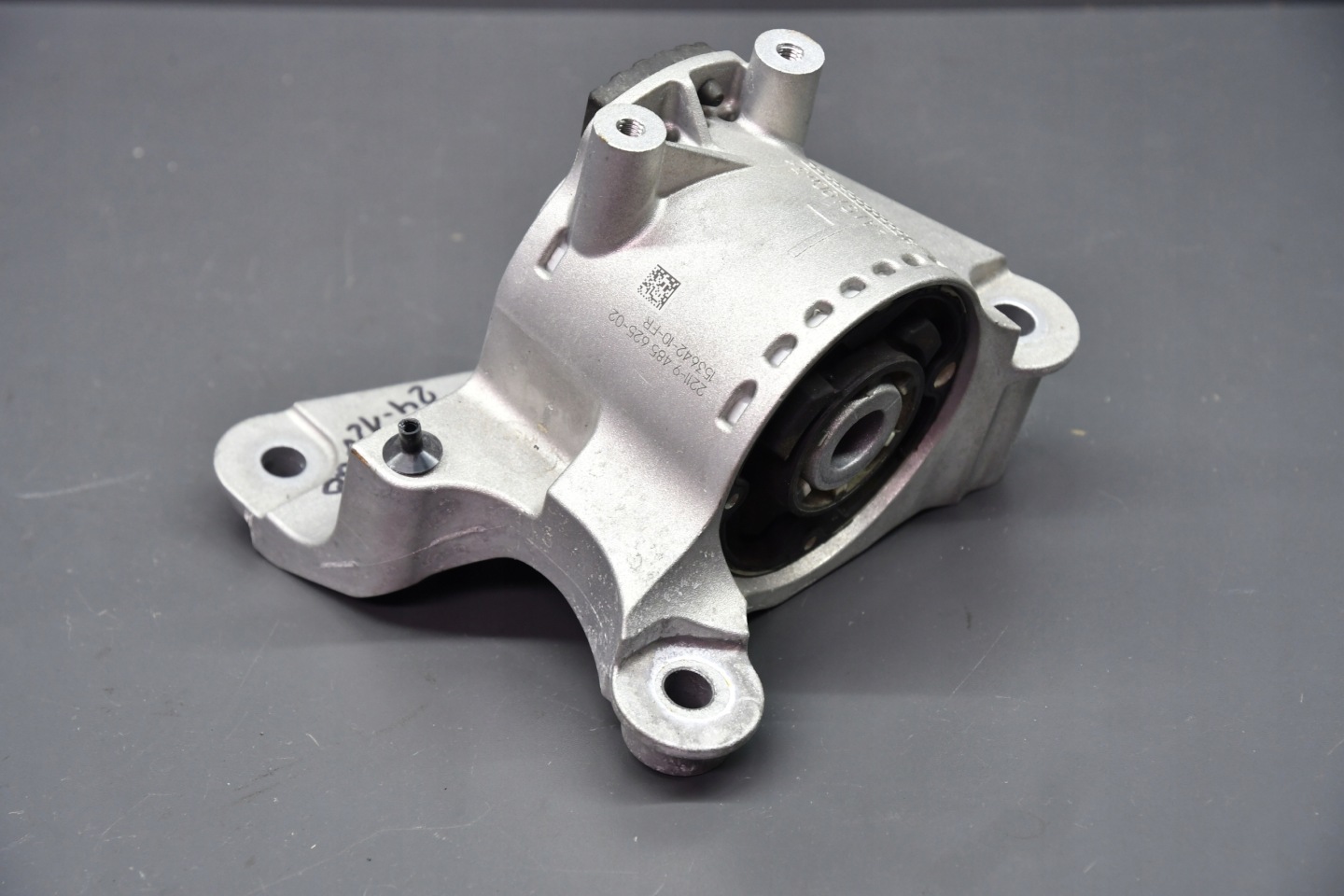 engine mount left sususpension of the engine BMW 5 G60 G61 7 G70