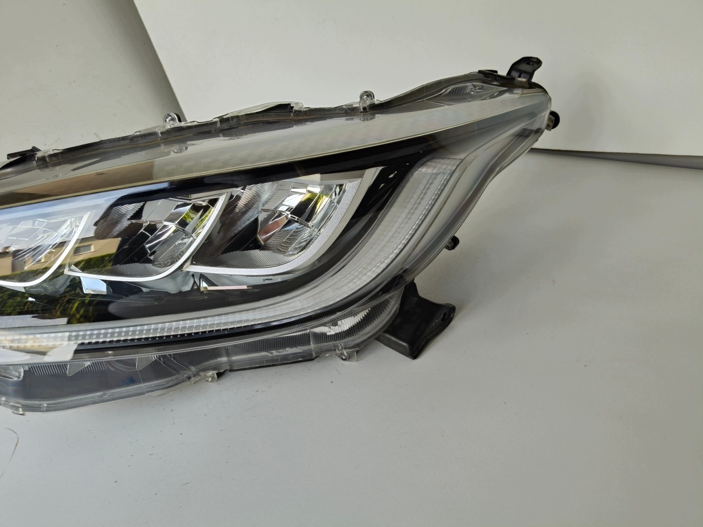 light left REFLEKTOR TOYOTA YARIS IV 20- FULL LED MAZDA 2 24