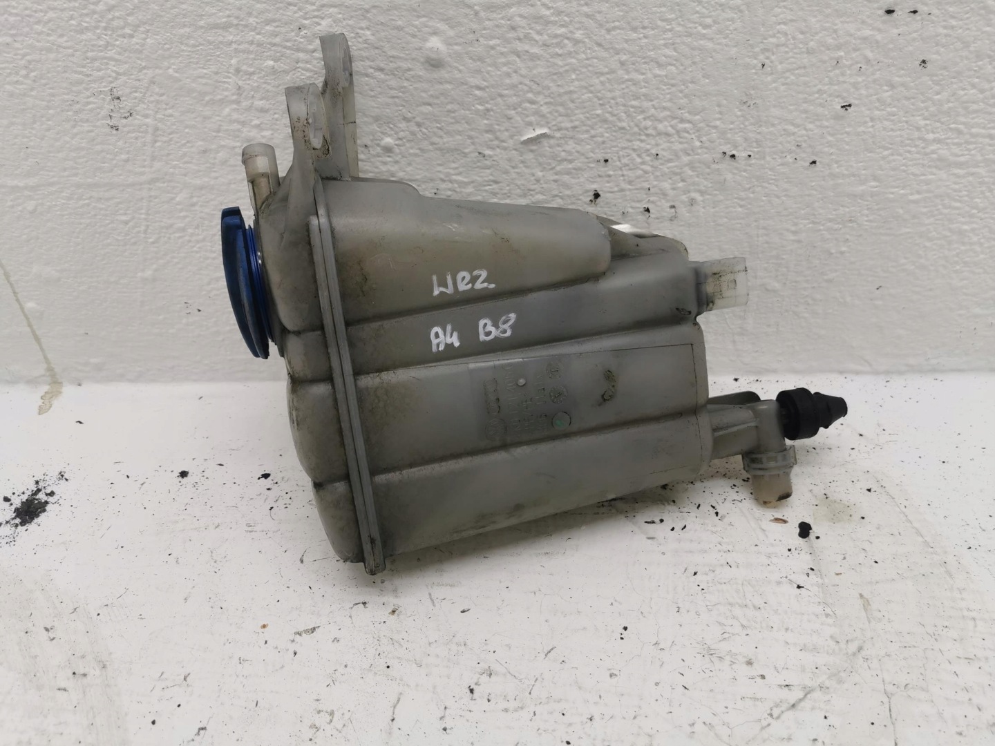 Scheibenwaschbehälter AUDI A4 B8 2.7 V6 8K0121405C