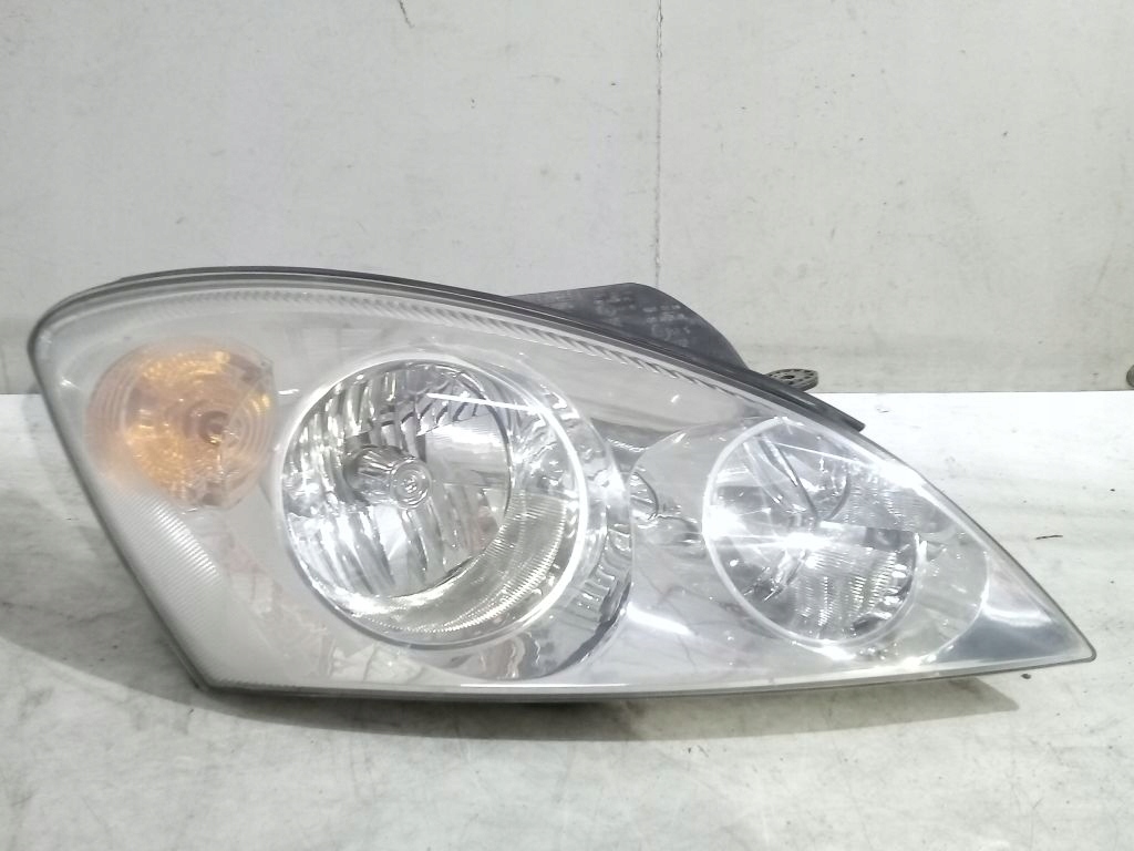 Kia Ceed and 1 light right front front