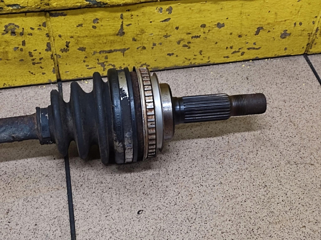 TOYOTA RAV4 II 2.0 D4D semi-axis left rear part