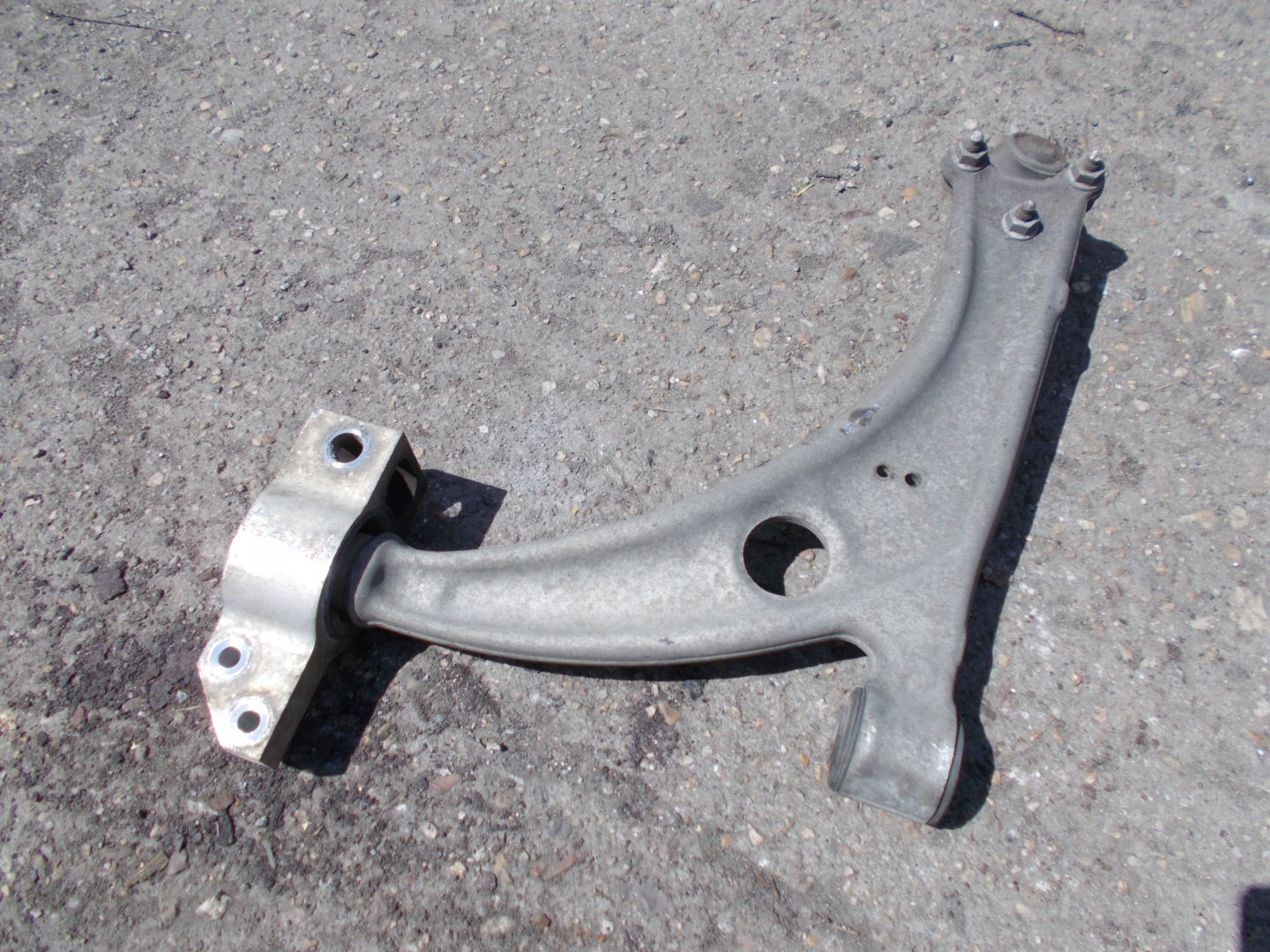 VW PASSAT B6 KOMBI 1.4 TSI 09R arm left front 3C0407153B