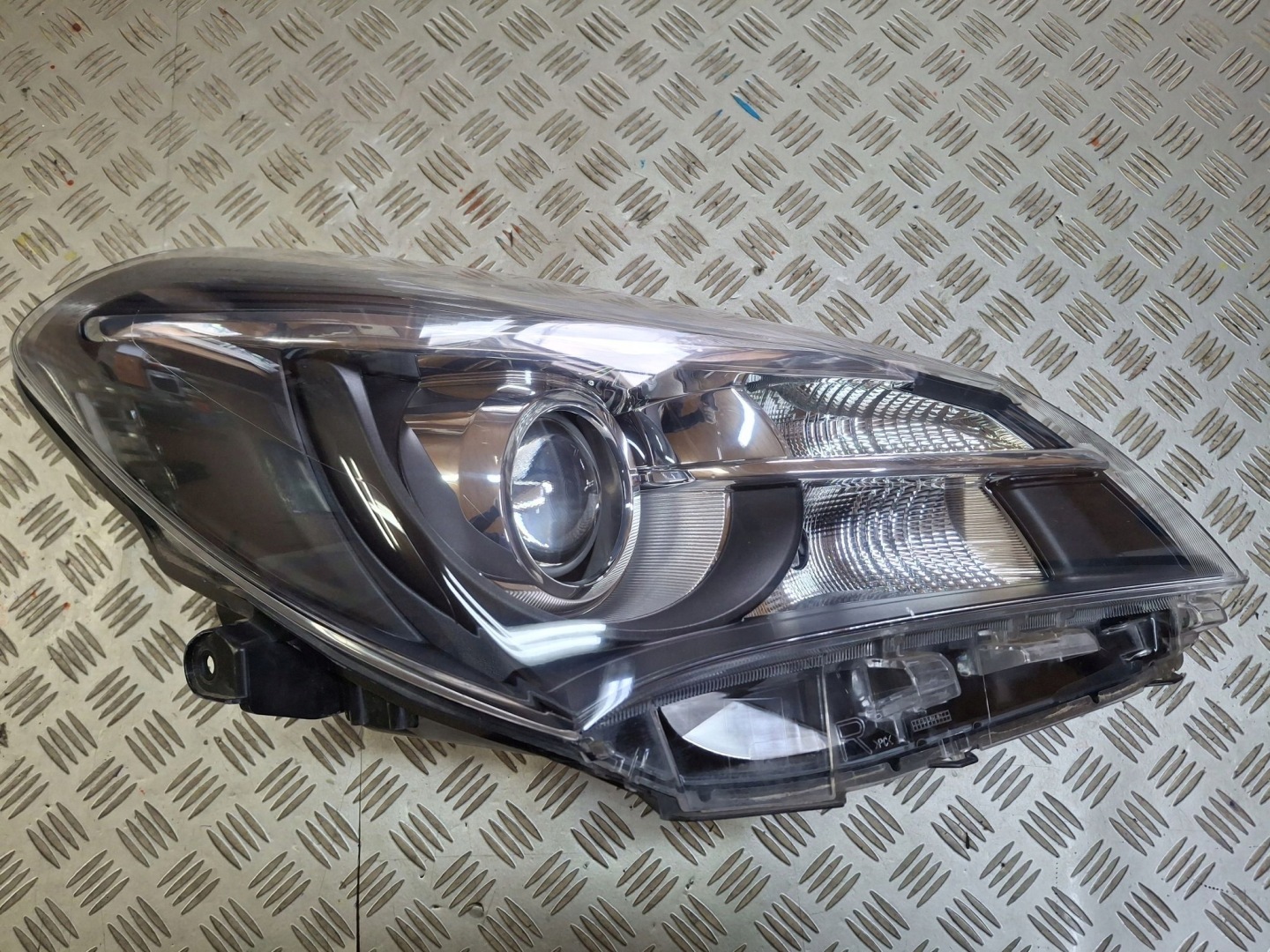 light right front lens TOYOTA YARIS III LIFT 2014R->