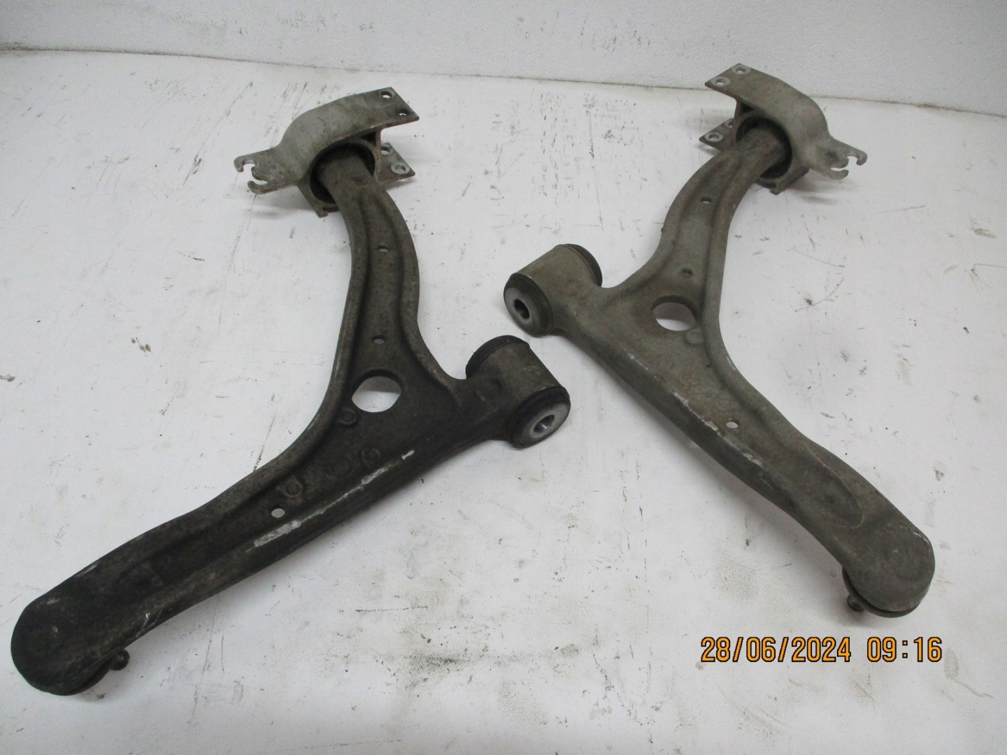 arm front MERCEDES CLA 117 right left A2463330300 A2463330400
