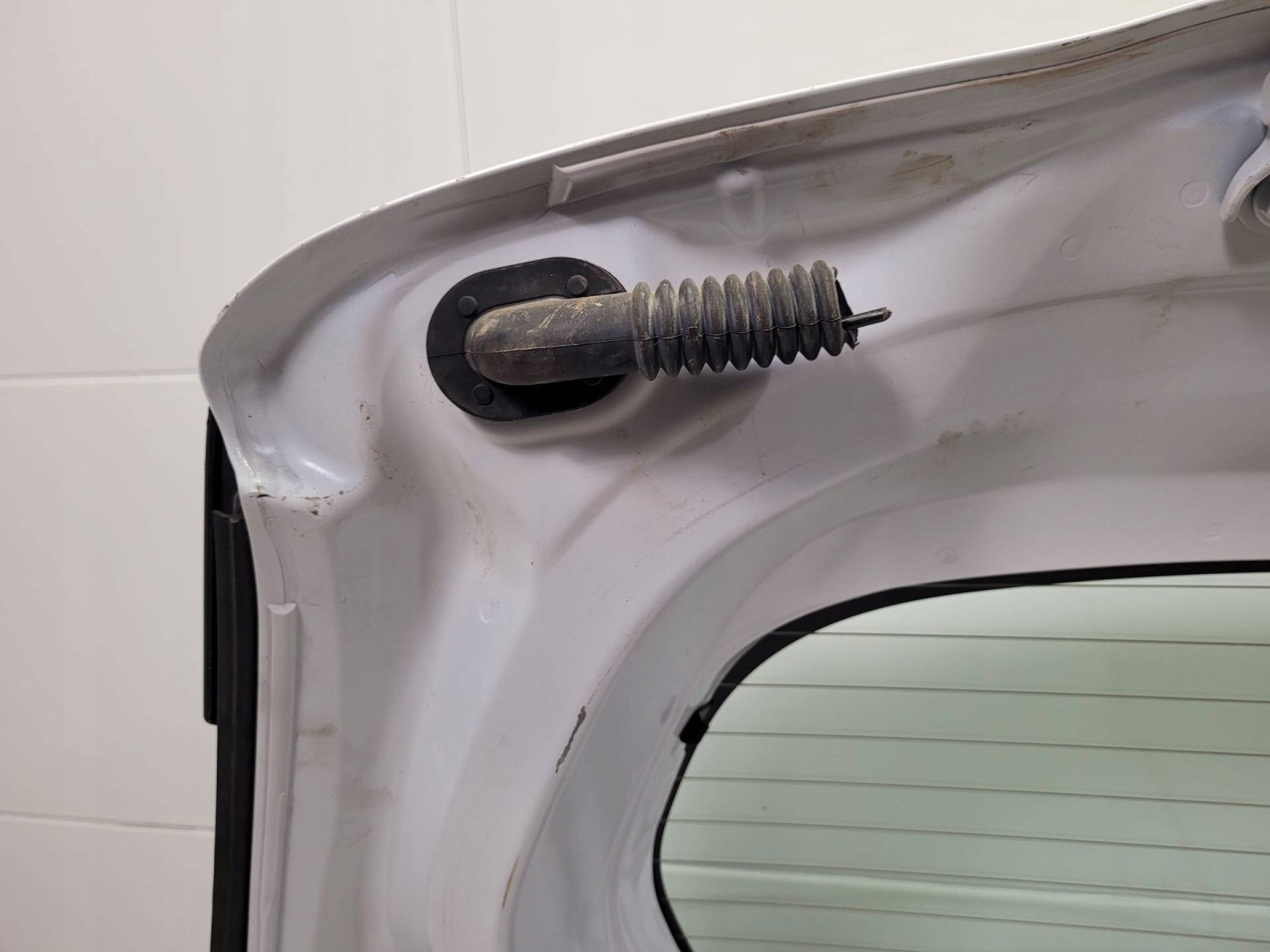 rear trunk door boot Toyota Yaris 3 XP130 2nd facelift 2018
