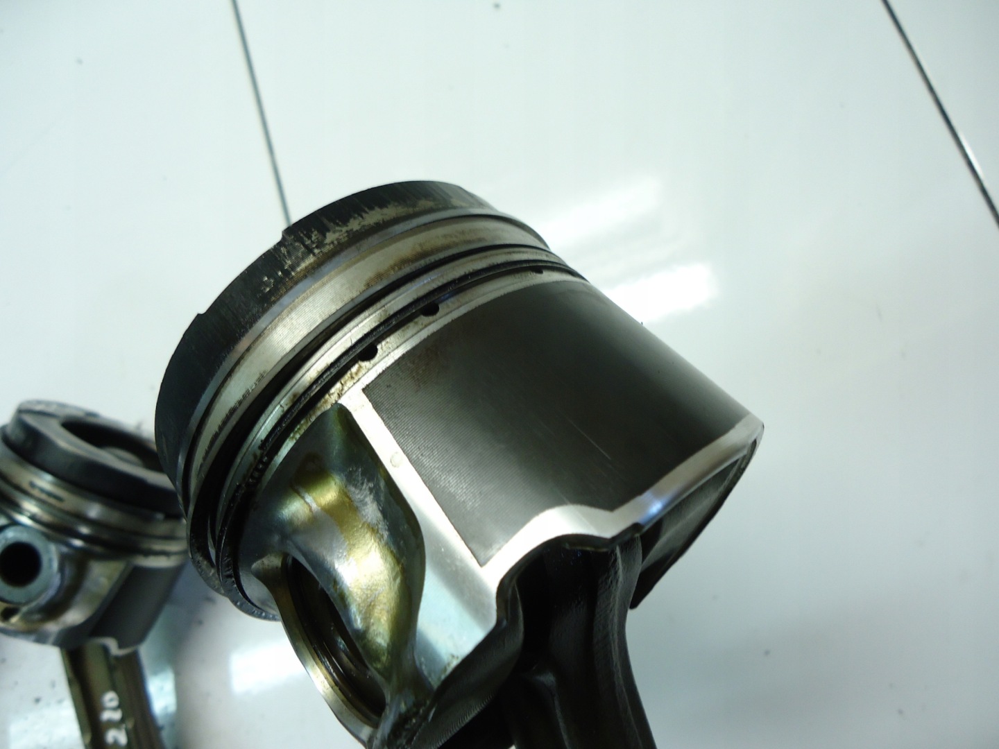 LEXUS IS II IS220 2.2 D-CAT 2AD Piston avec bielle