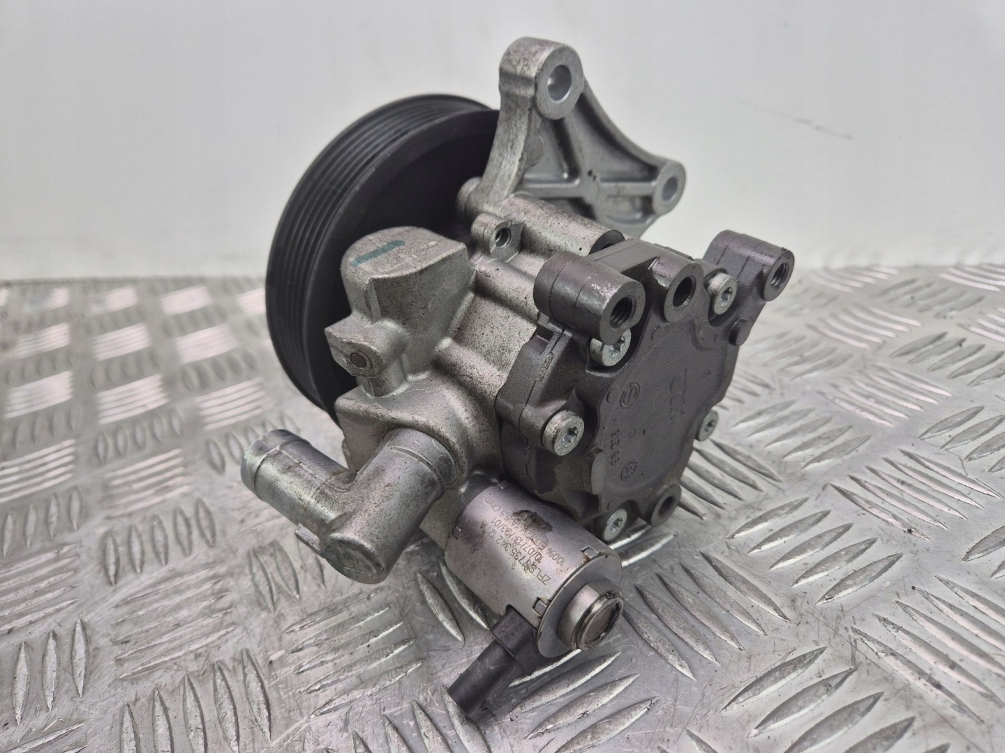 Mercedes C250 CGI W204 servo pump A0064667501 M271860