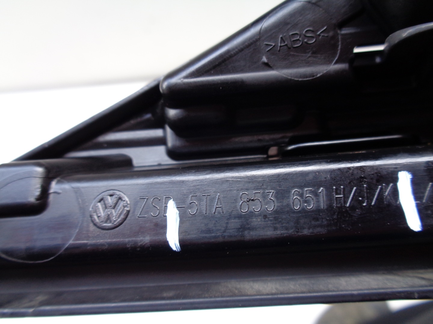Grille VW TOURAN 5TA 16