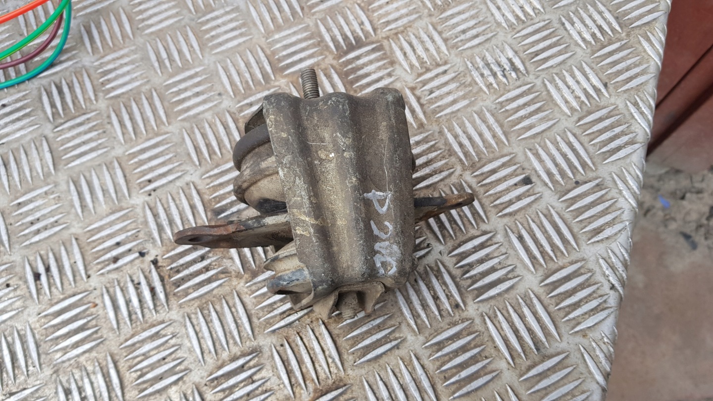 AUDI 200 C3 2.1 engine mount