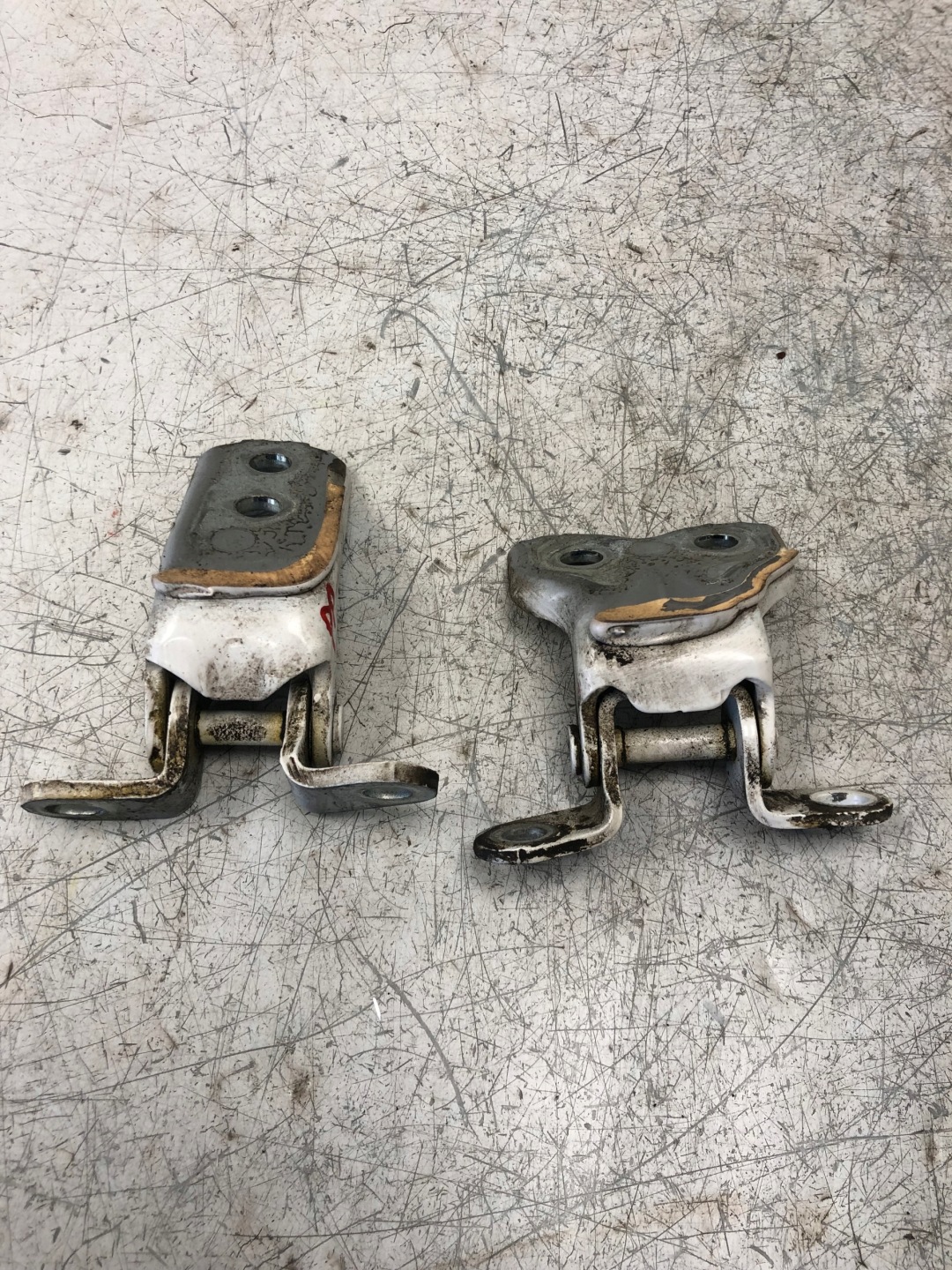 hinges door right front TOYOTA AYGO and 068