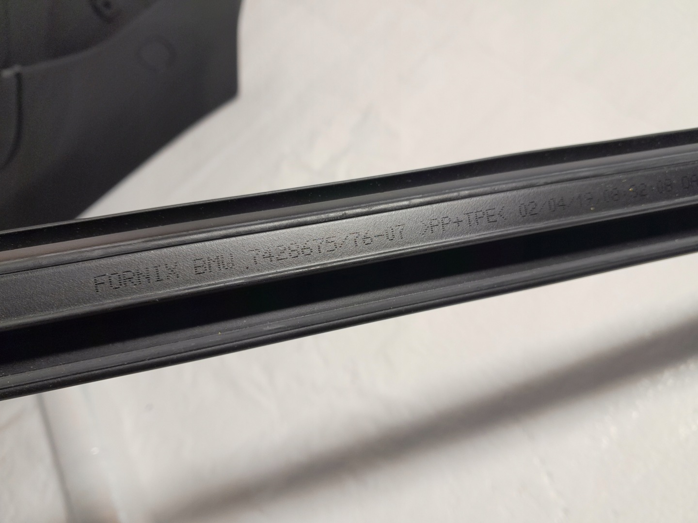 BMW X7 G07 moulding dust windows left front 7428675