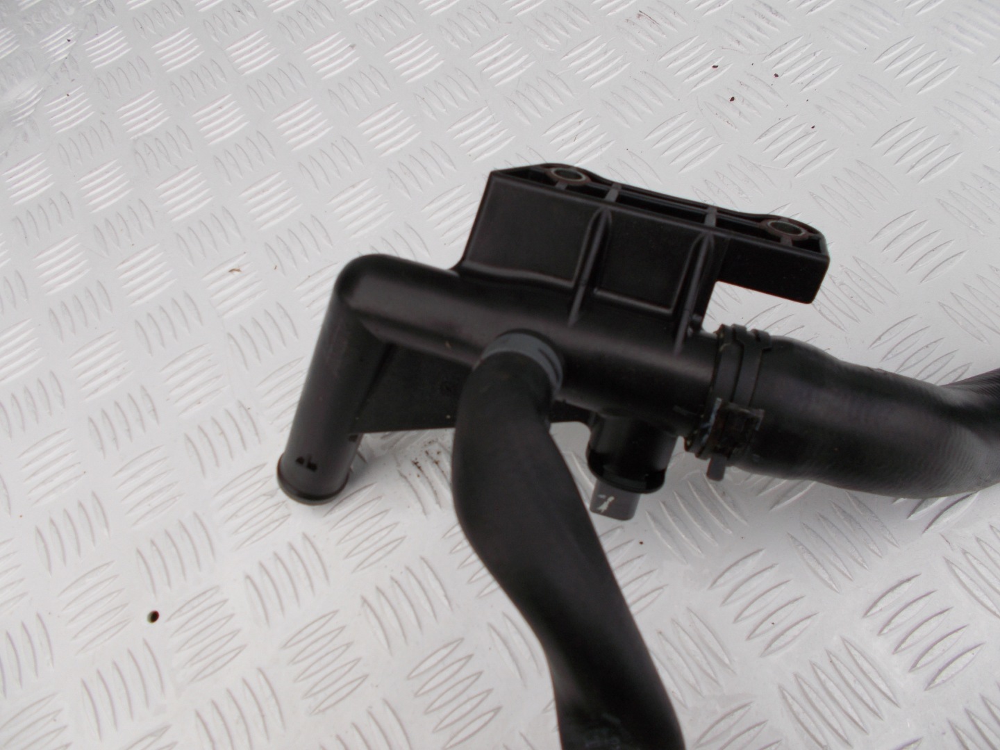 VW CRAFTER 2.5TDI plastični trojnik vode 06-09r OEM
