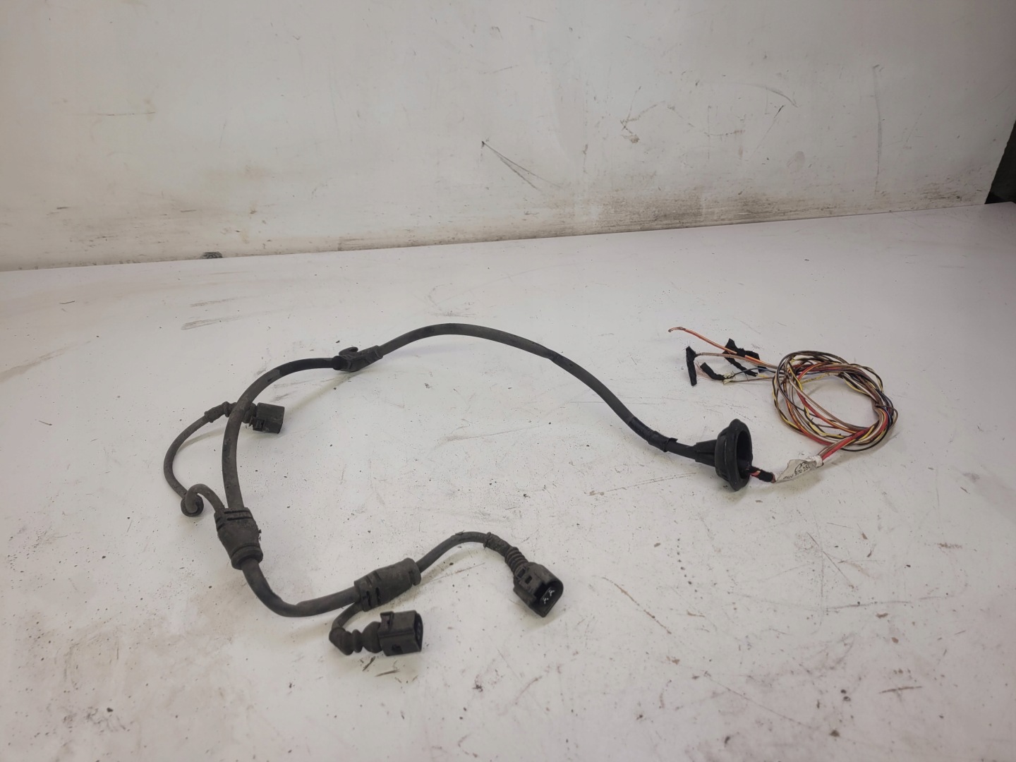 bundle of a caliper right rear part AUDI A4 B9 A5 8W0972254
