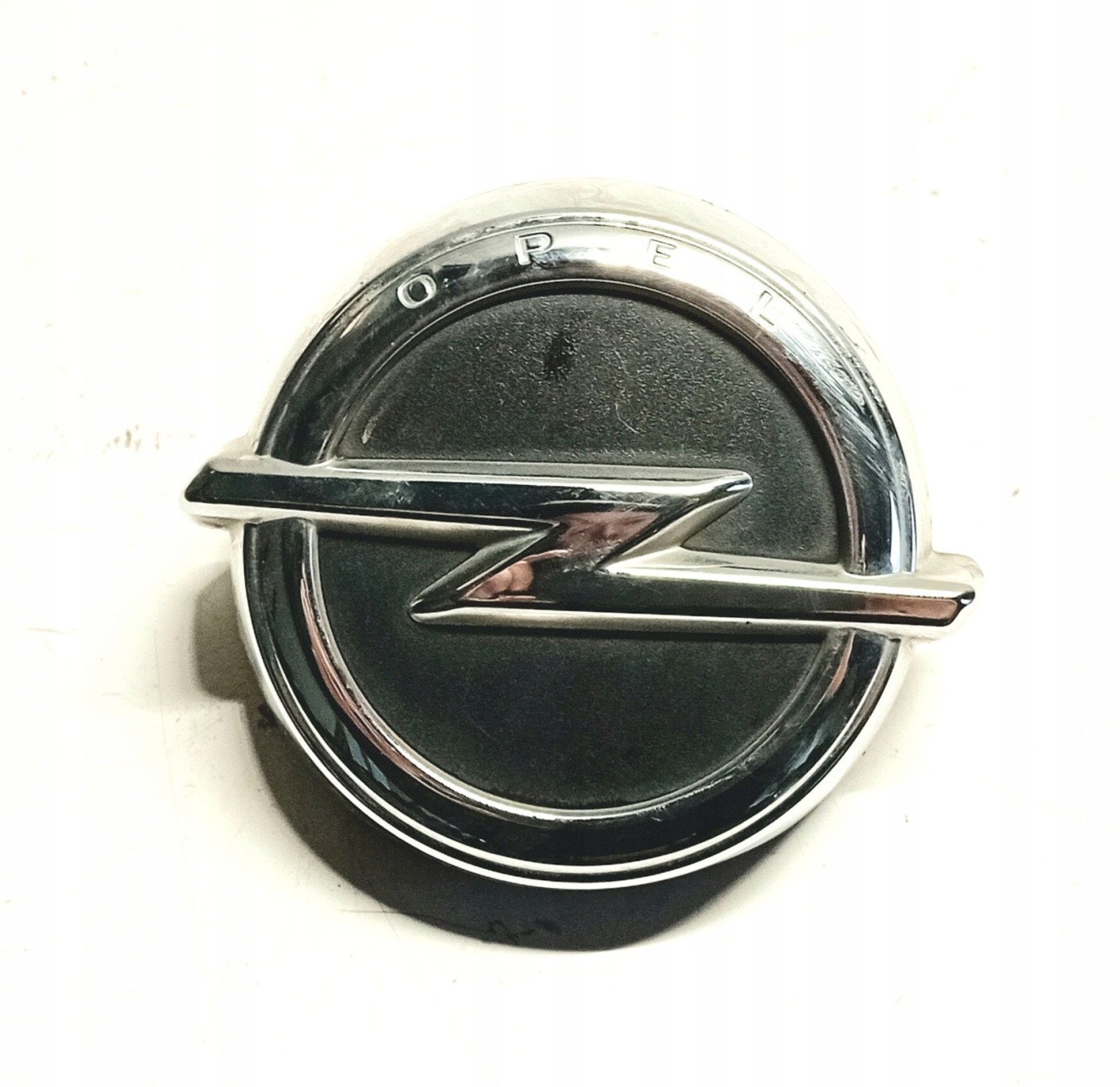 EMBLEMAT LOGO bonnet rear part OPEL CORSA E 39007842