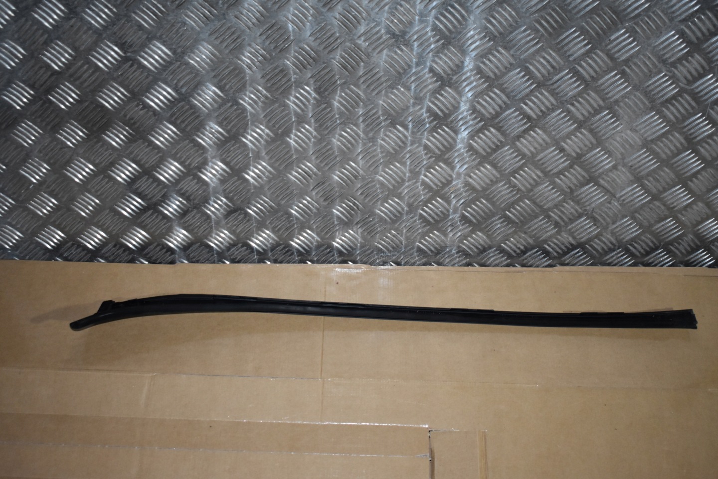 moulding windows PRZEDNIEJ left MERCEDES W214 1