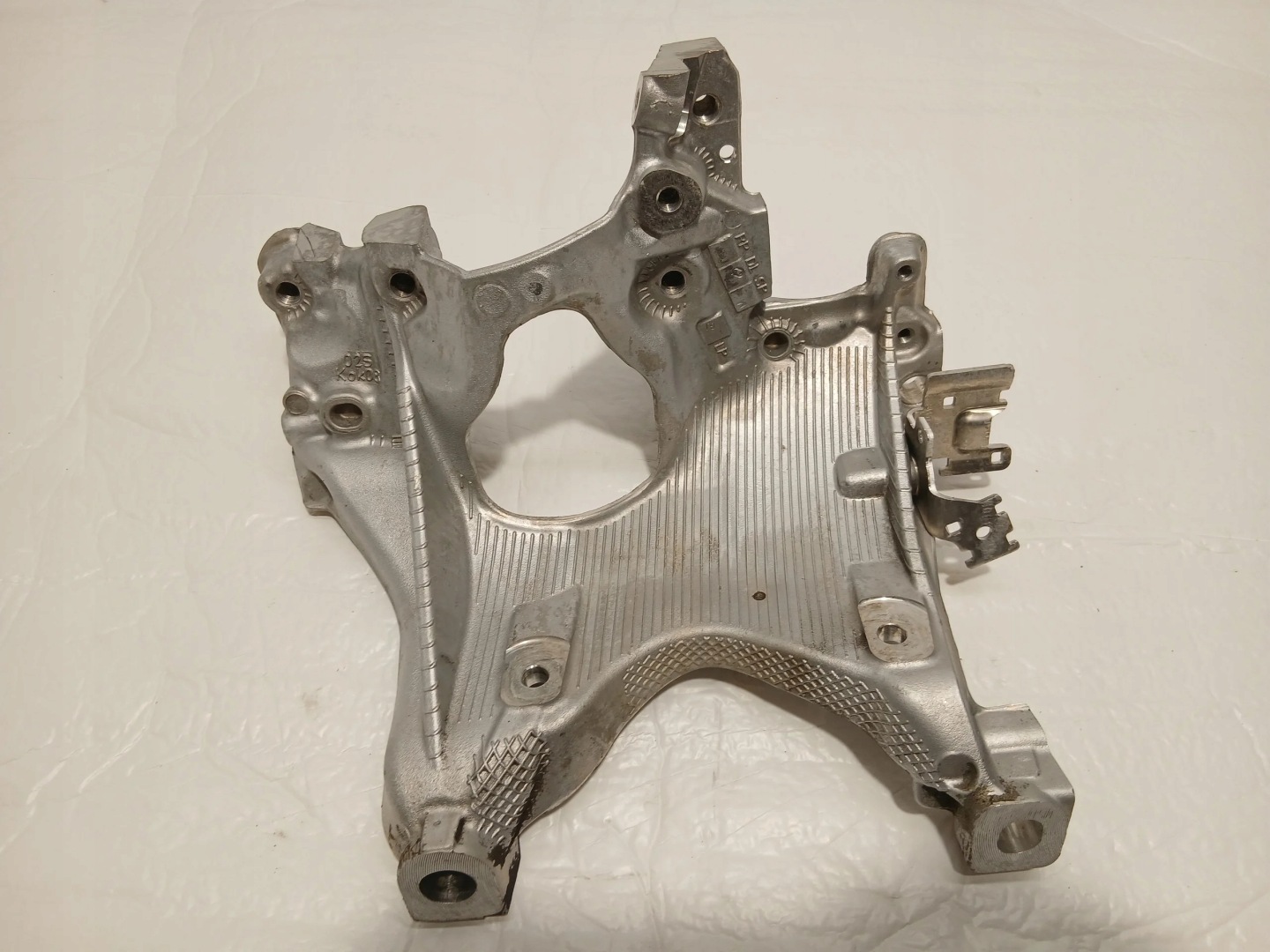 AUDI A4 B9 LIFT support holder of the engine right front 8W0399296E