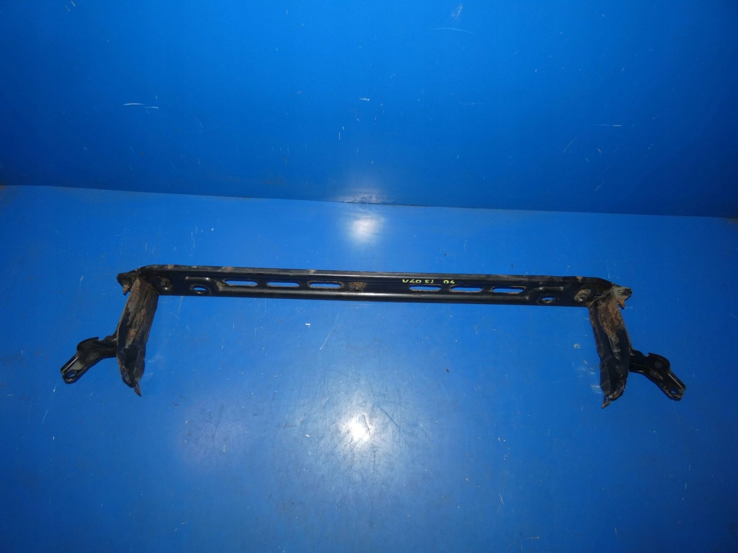VOLVO V60 and LIFT S60 II sider front front below radiator holder