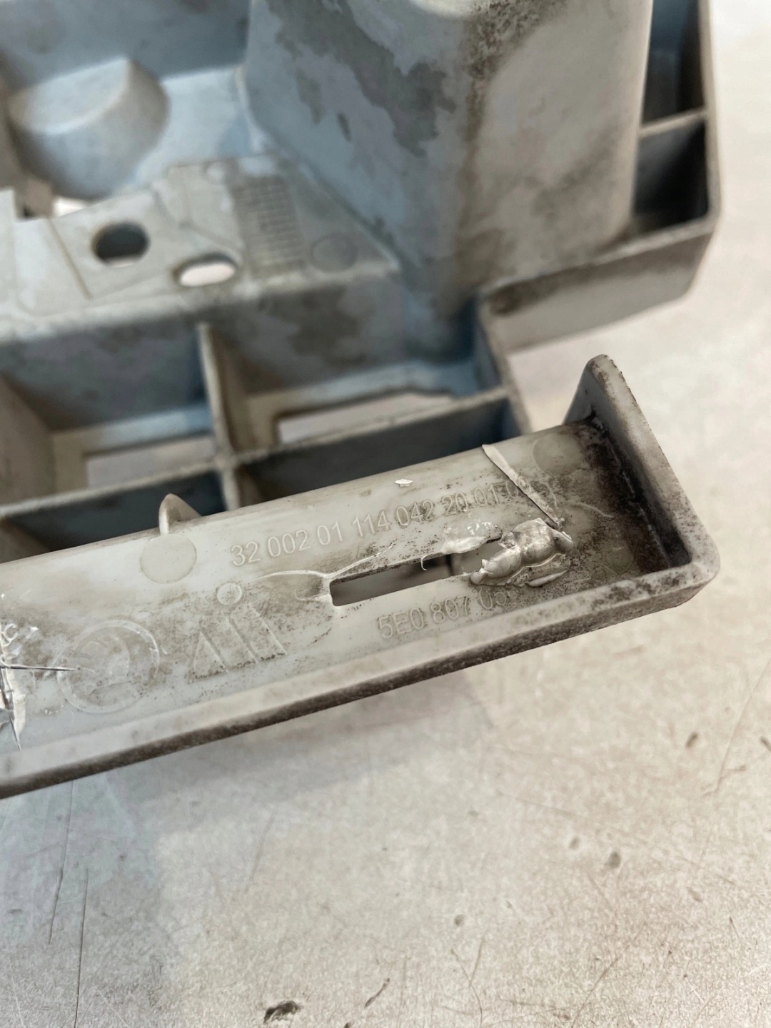 bumper bracket front right Skoda Octavia III