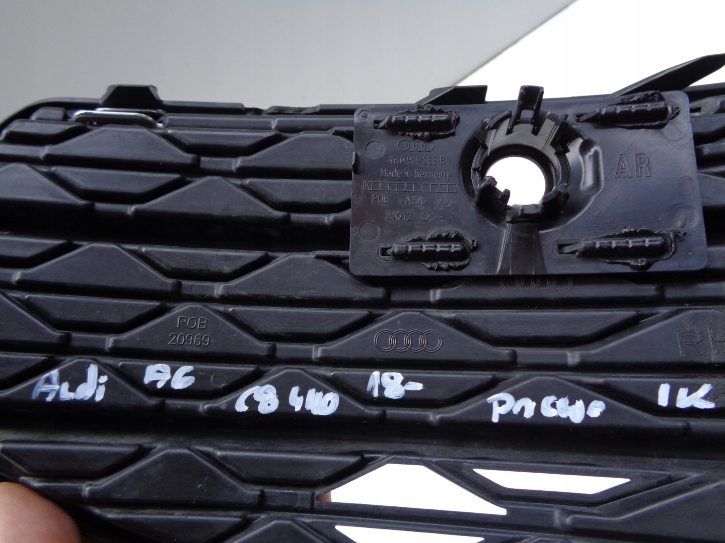 grid of a bumper right AUDI A6 C8 4K 4K0 18