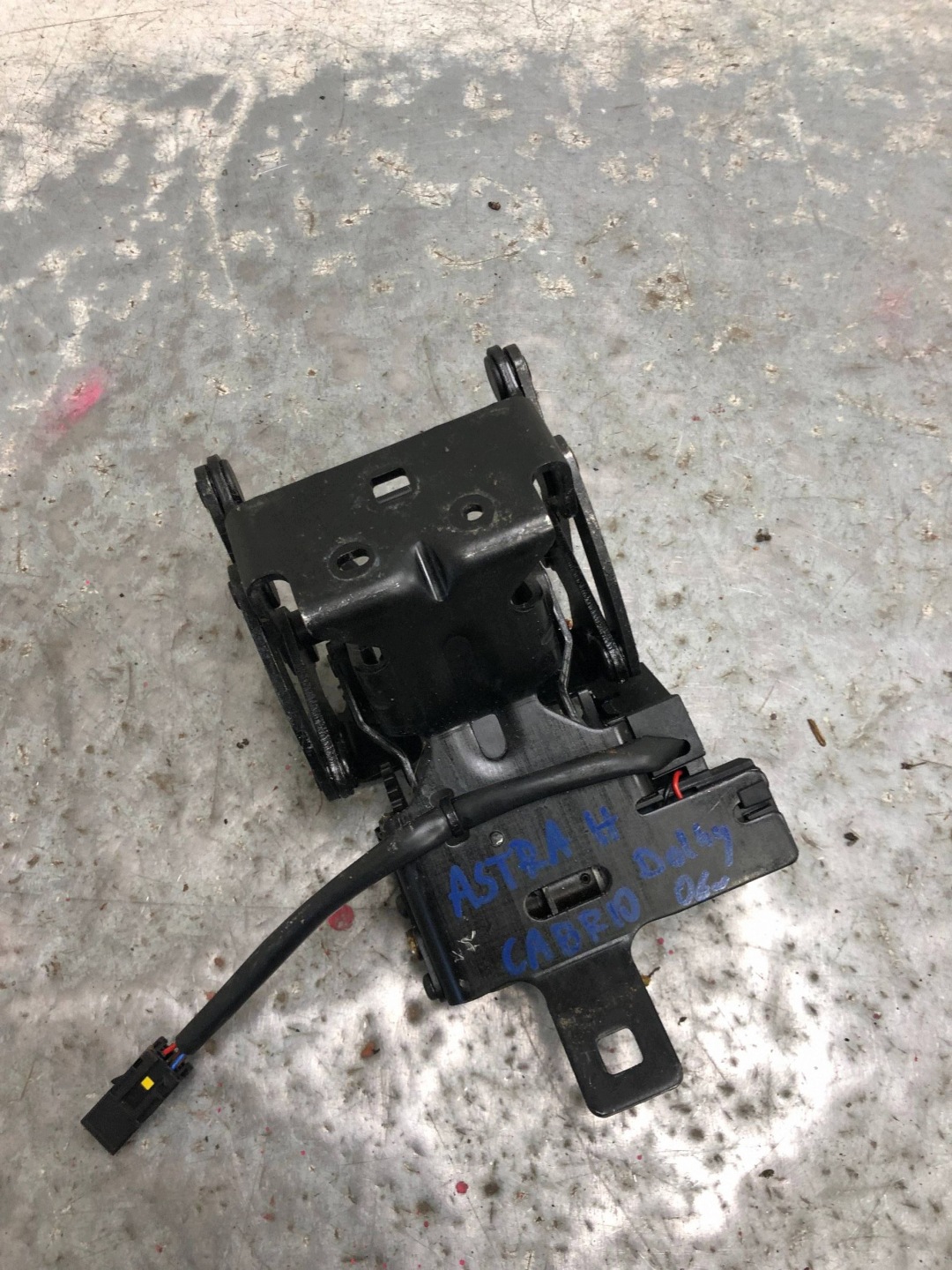 lock bonnet boot OPEL ASTRA H CABRIO 13197820