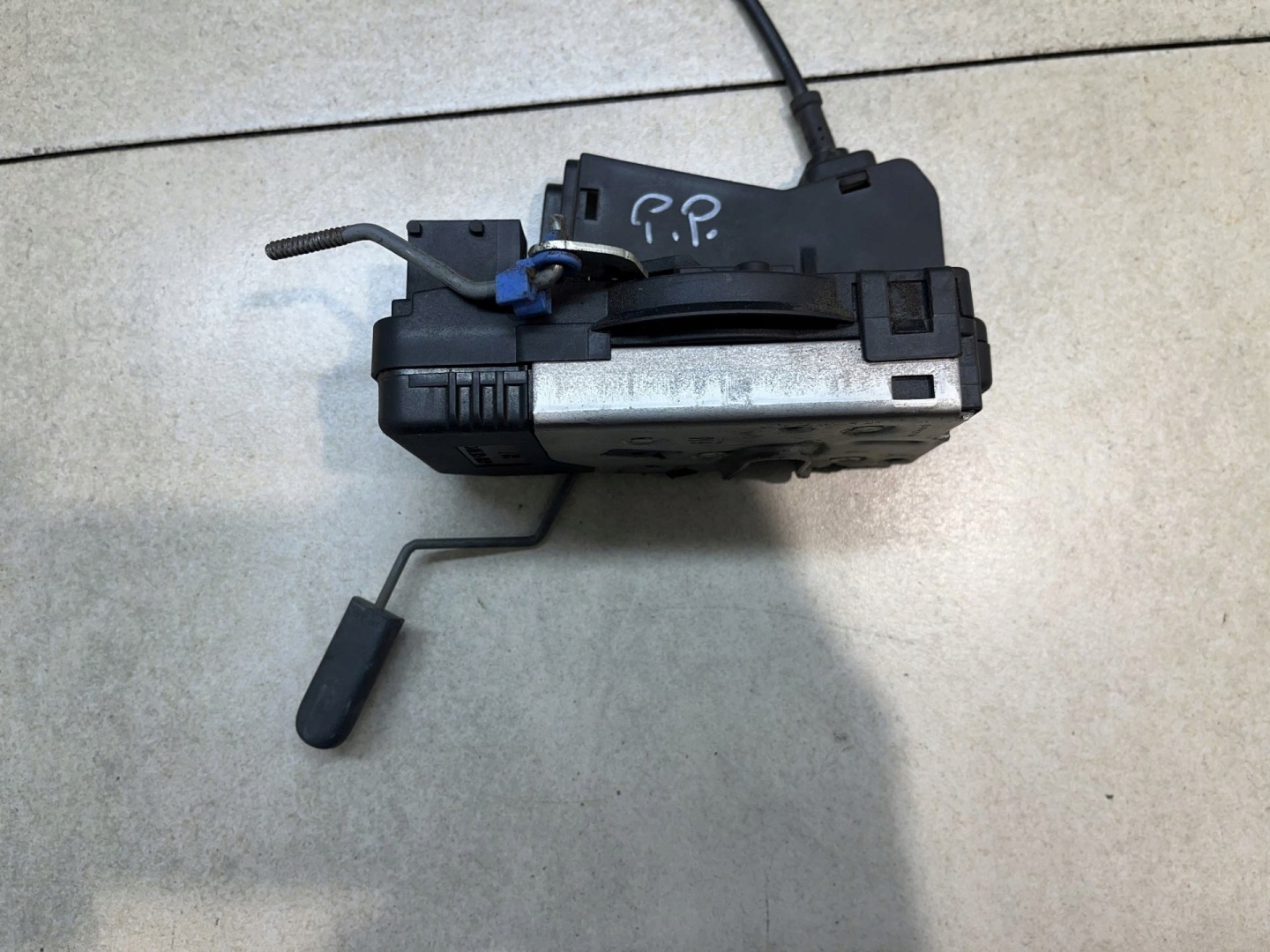 lock door right front 3PIN OPEL VIVARO and 2.5 CDTI 8200008248