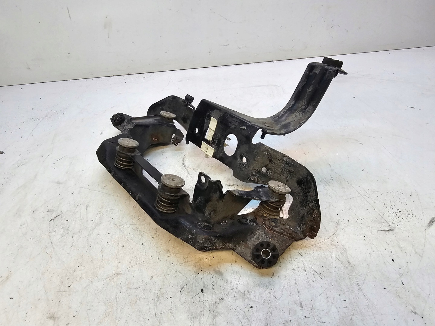 holder KOMPRESORA springing AUDI A6 C7 A7 4G0698999