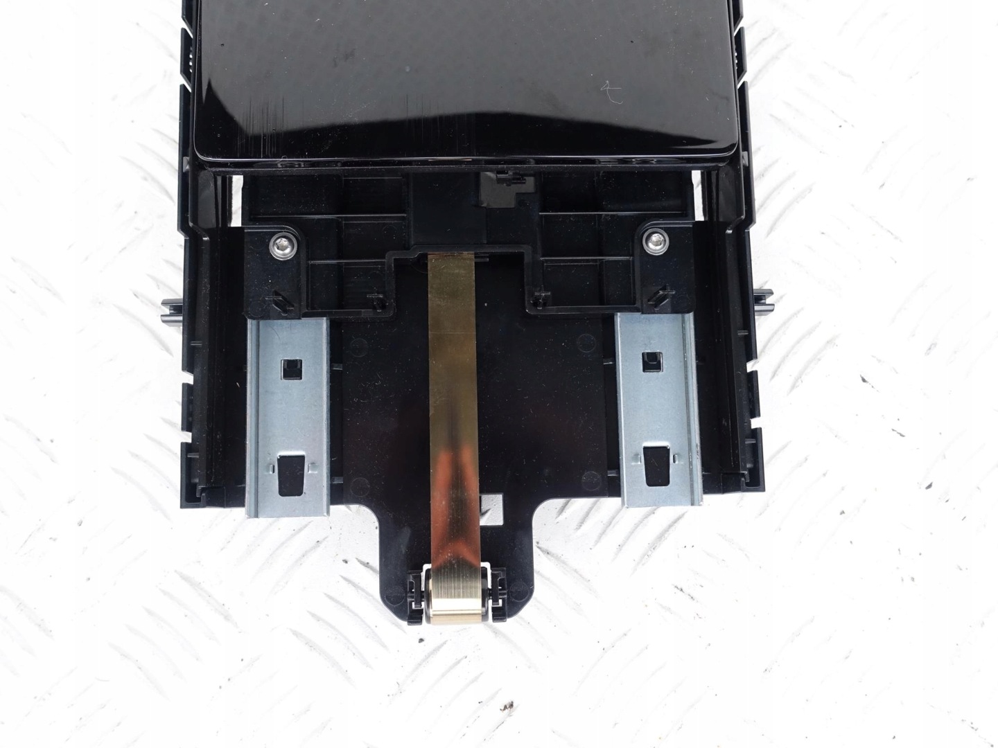 MASERATI LEVANTE TUNEL console central passenger compartment