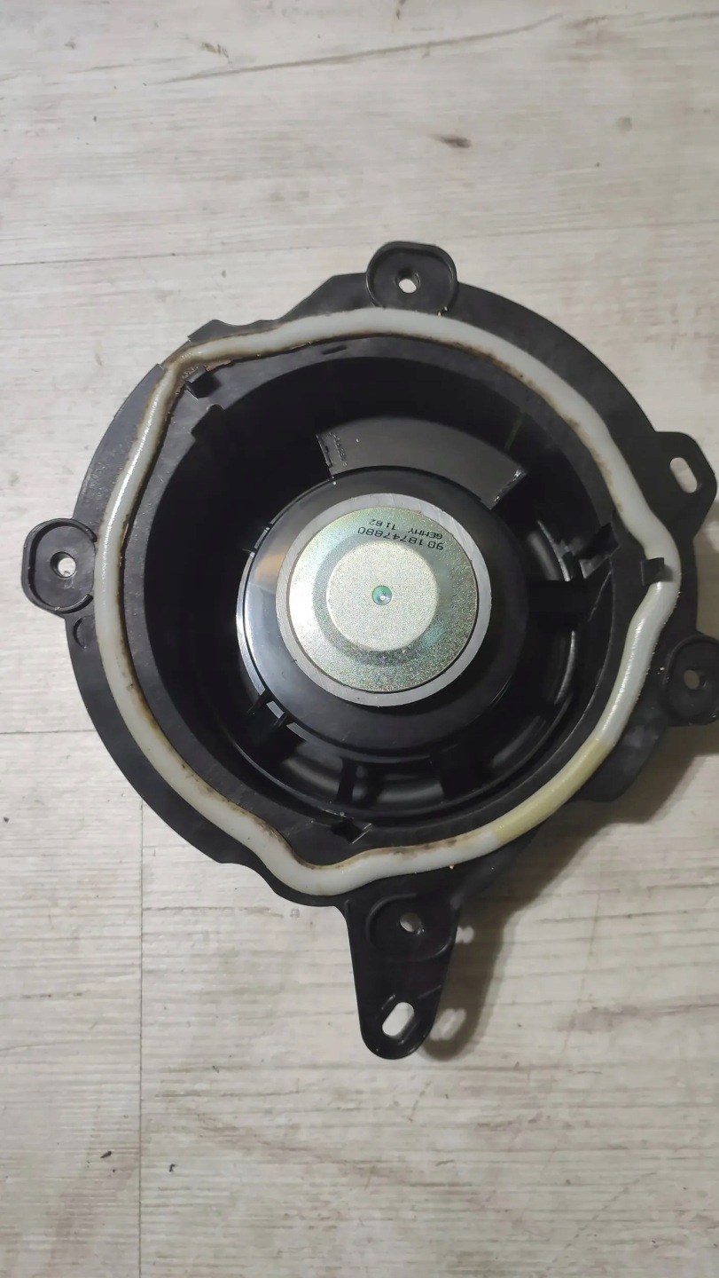 Opel Corsa F 1.2 22r. speaker