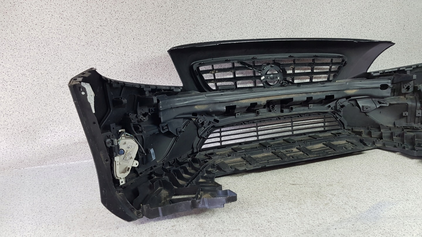 VOLVO V40 v 40 R-design 2012 - bumper front 9251