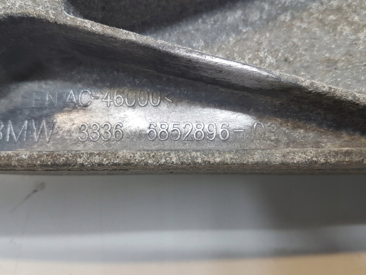 BMW X1 F48 console sider bearing mostu rear part