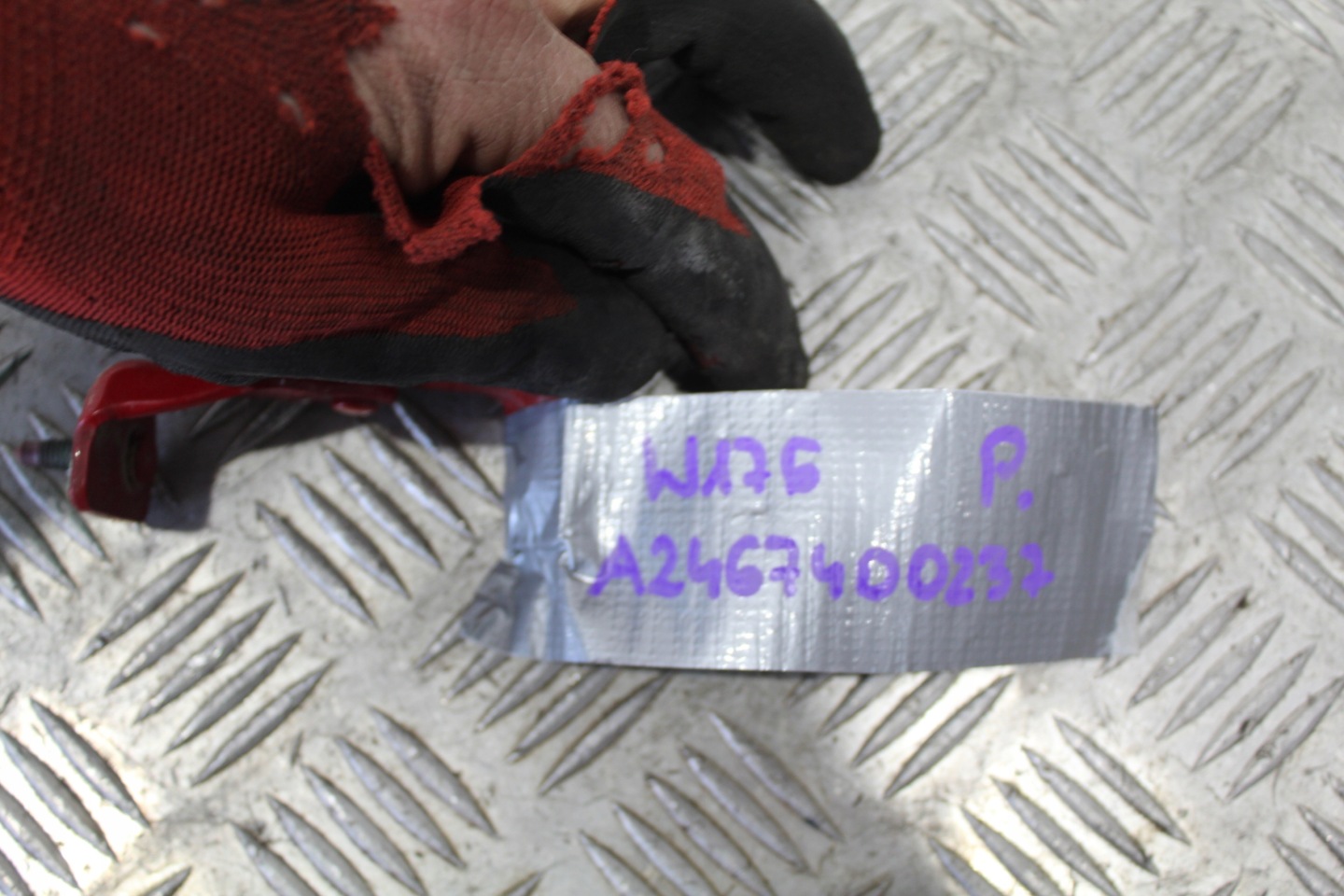 hinge bonnet right A-KLASA W176 A2467400237