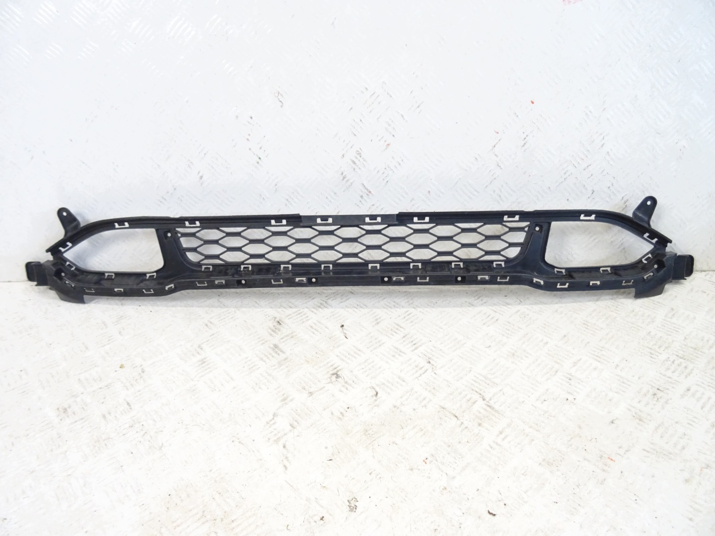grid of a bumper front front HYUNDAI KONA and 86561-J9010