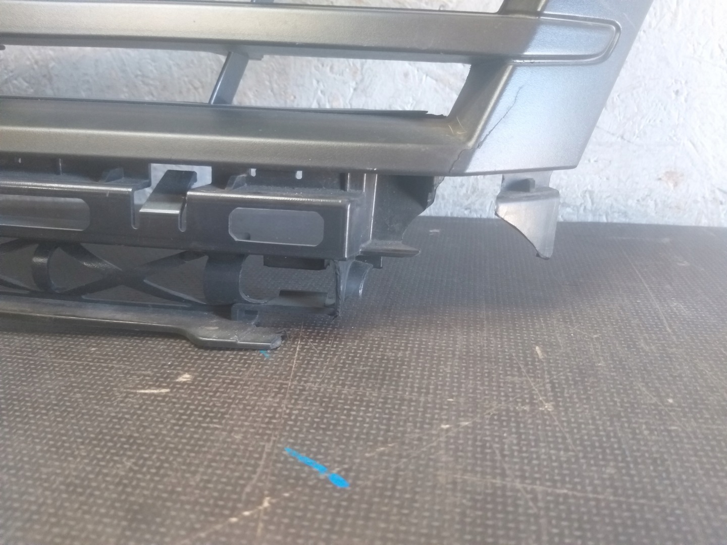Grille VW CADDY 10-15 1T0853651BQ