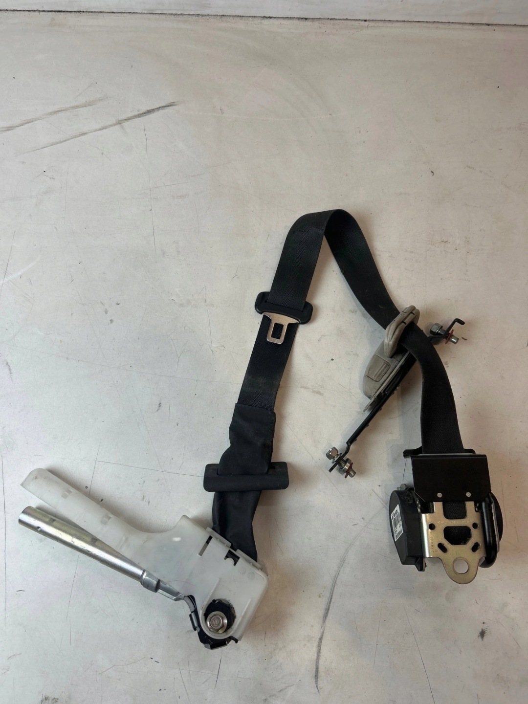 tension belt safety front front right Nissan Pulsar