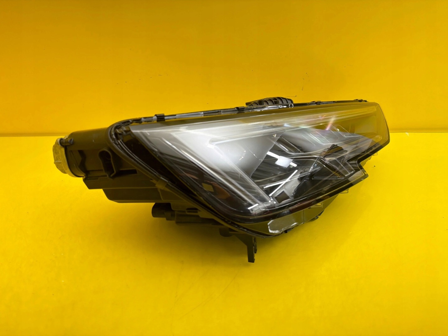 light right Audi A4 S4 RS4 B9 Full Led Matrix 8W0941036C