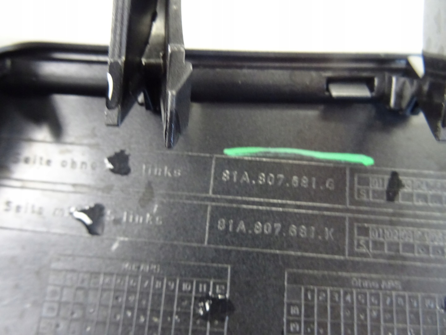 grid of a bumper front front left AUDI Q2 81A807681G