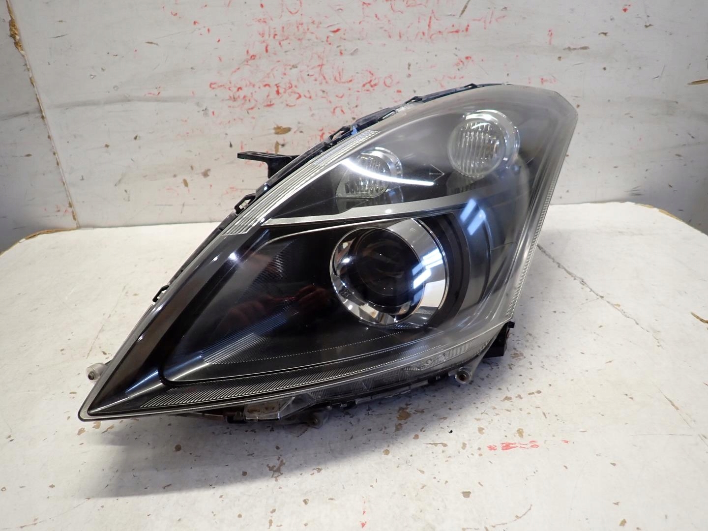 Svetlo predok predná ľavá SUZUKI SWIFT MK7 2010- XENON